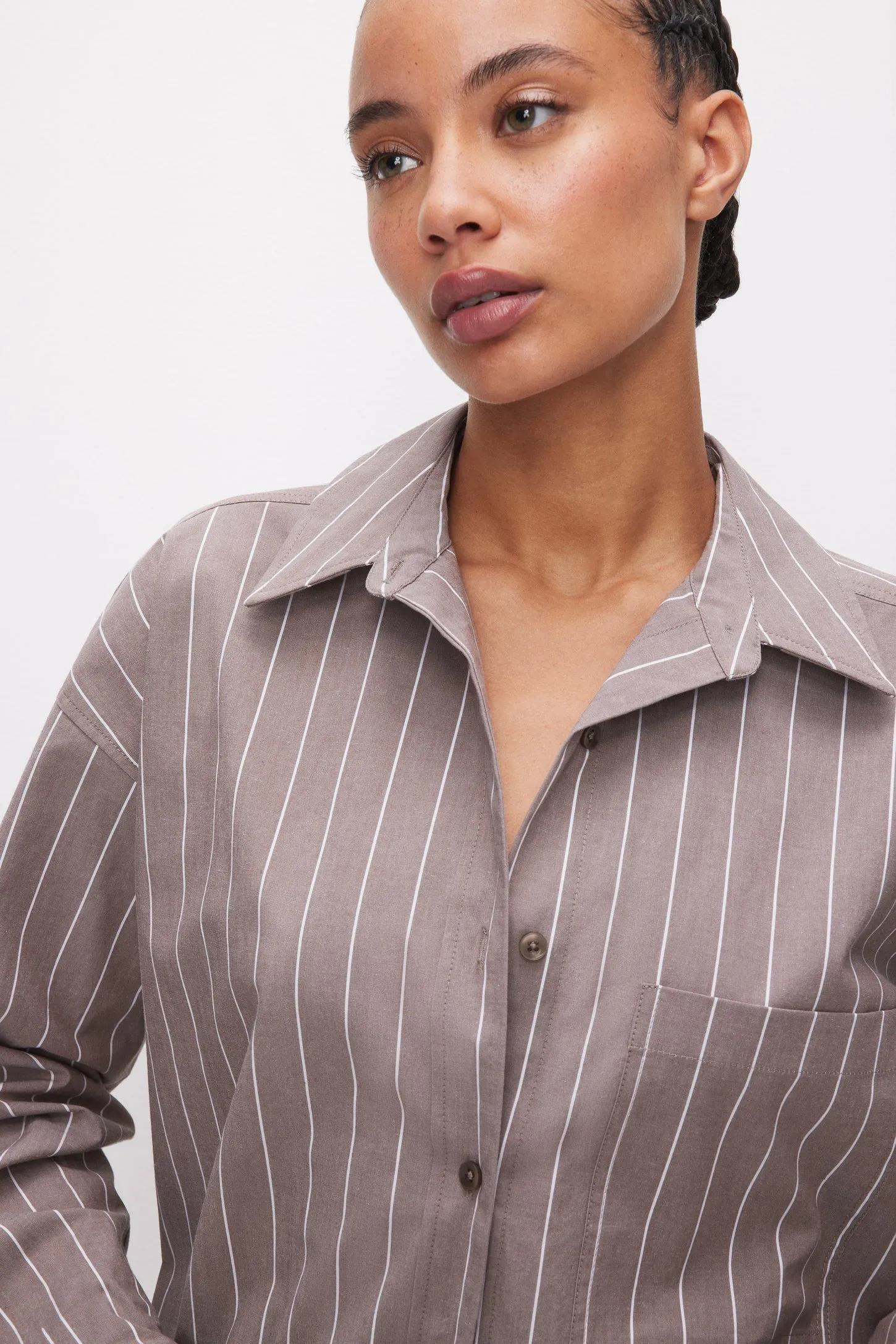 Good American OVERSIZED POPLIN SHIRT- Putty Stripe